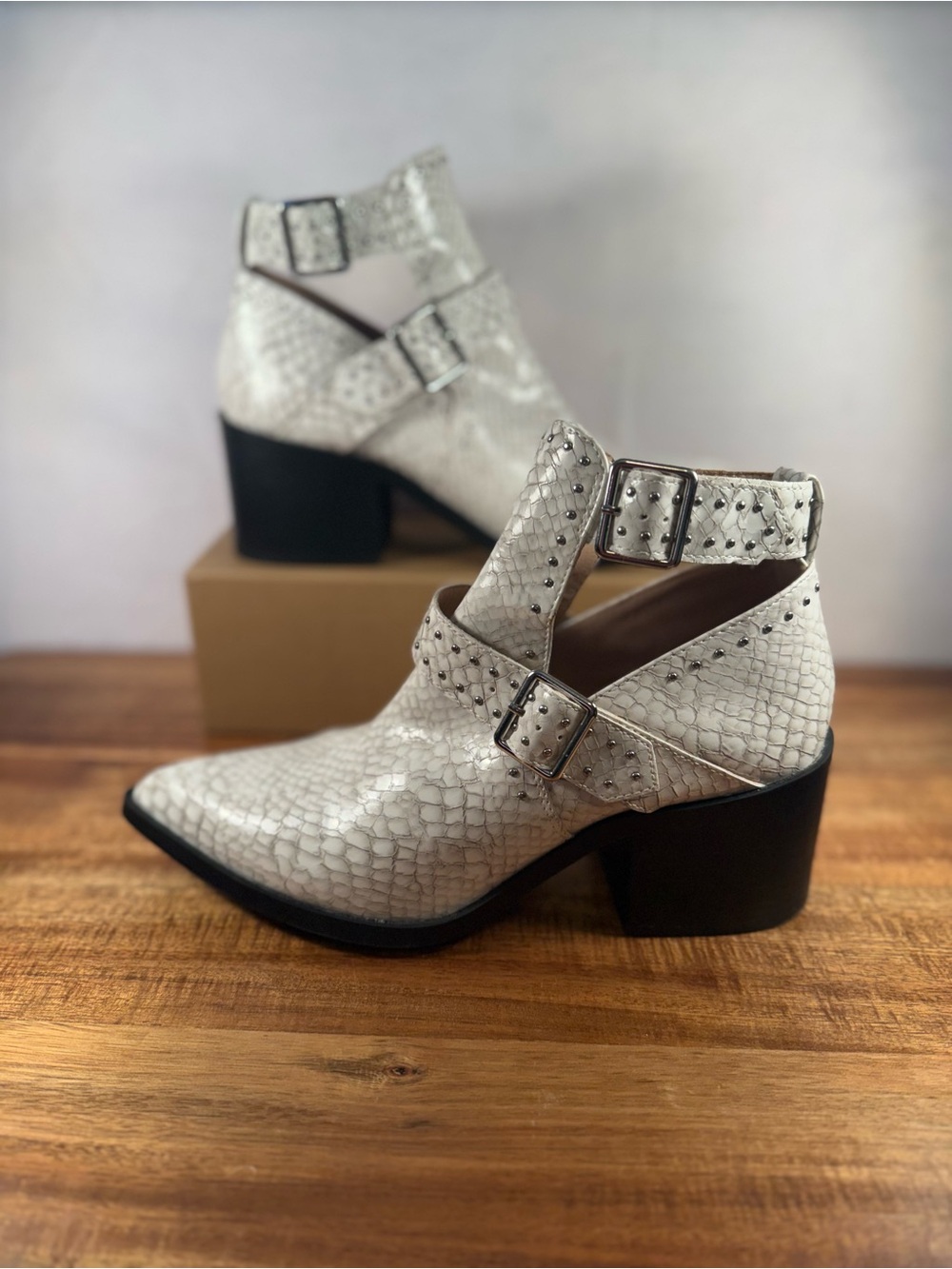 Steve Madden Andy Ankle Boot Crocodile White/Grey Faux Leather Size 9.5